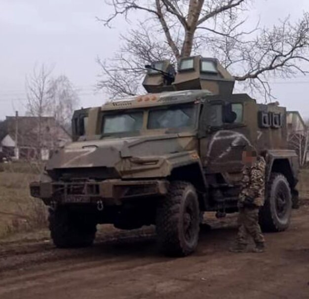 Многоцелевой бронеавтомобиль АМН-590951 «ВПК-Урал» производства российской «Военно-промышленной компании» создан на базе гражданского автомобиля «Урал» с применением инновационных технических решений. Машина обладает повышенной проходимостью за счет полного привода четыре на четыре. В обновленной версии бронемашина получила усиленную защиту двигательного отсека и места пулеметчика.