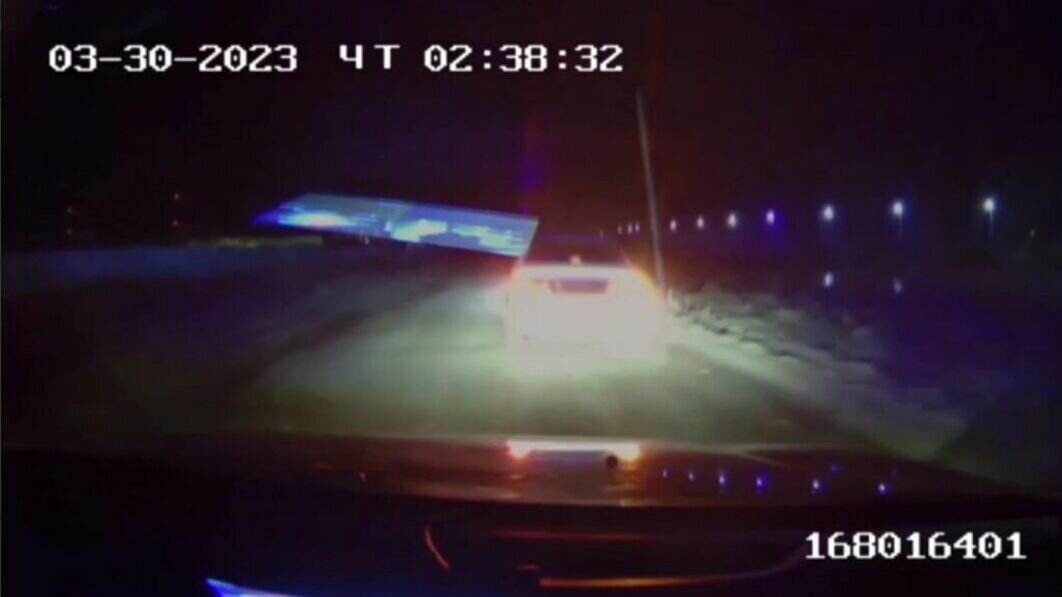     Сегодня в 2 часа ночи автоинспекторы задержали водителя попытавшегося от них скрыться. По данным пресс-службы ГИБДД, момент погони зафиксировал видеорегистратор патрульного автомобиля.