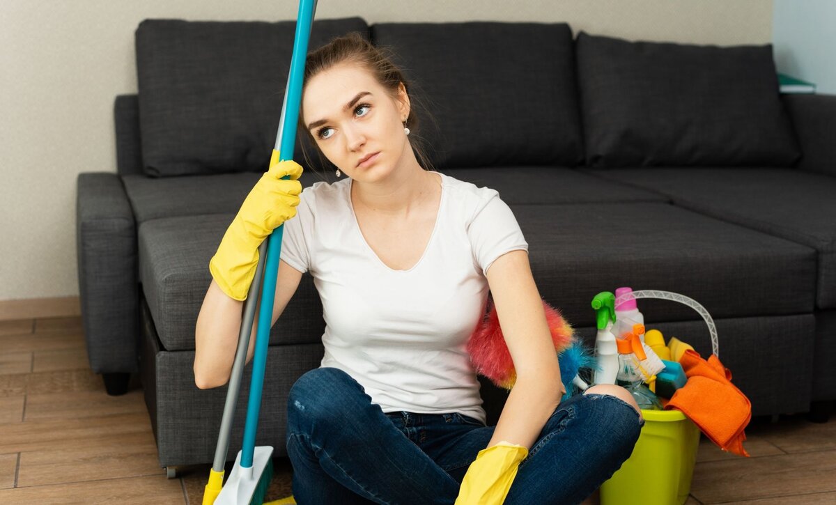 Нет сил убираться. Как быстро прибраться в комнате. Woman clean Home tired. She hates Cleaning.