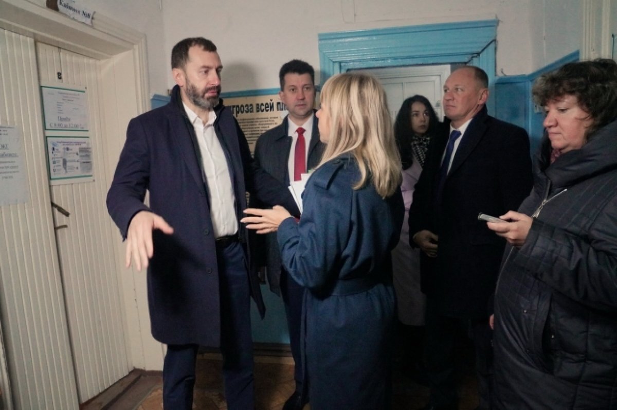    Кадров в системе здравоохранения не хватает. Это депутаты видят во время своих рабочих поездок по районам. Чтобы привлечь специалистов в лечебные учреждения, областным парламентом принят закон, разрешающий медикам приватизировать служебное жильё.