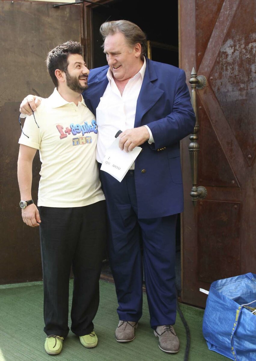 Михаил Галустян и Жерар Депардье на съемках сериала «Зайцев+1» (16+).