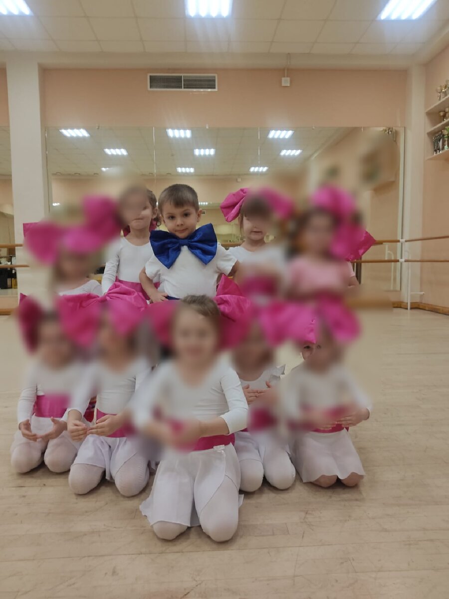 Фото девочек спрятала по этическим соображениям