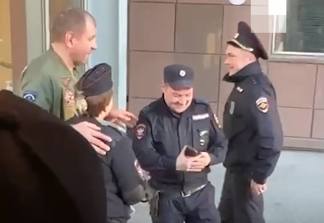 Радостные "оборотни в погонах" бросились делать фото с только что обделавшим их зону ответственности АЕ. Оказывается так можно. 