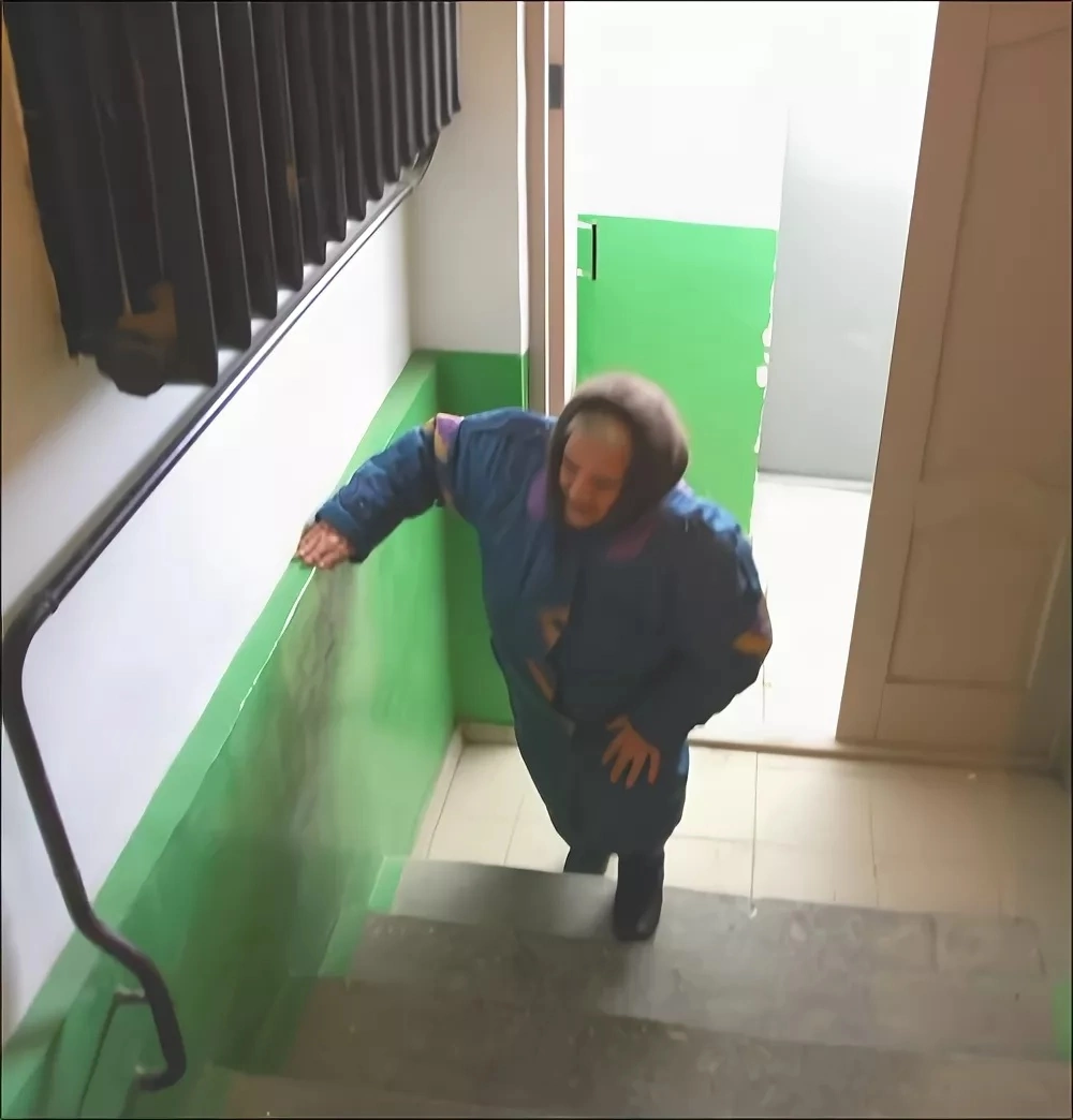 Человек на лестничной клетке. Школьники в подъезде. Коммунальщики идут в подъезд. Мытье лестниц в подъезде. Человек вошедший в подъезд и который.