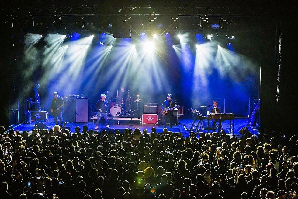 The Charlatans на сцене в клубе Brooklyn Steel. Фото P Squared с сайта brooklynvegan.com 