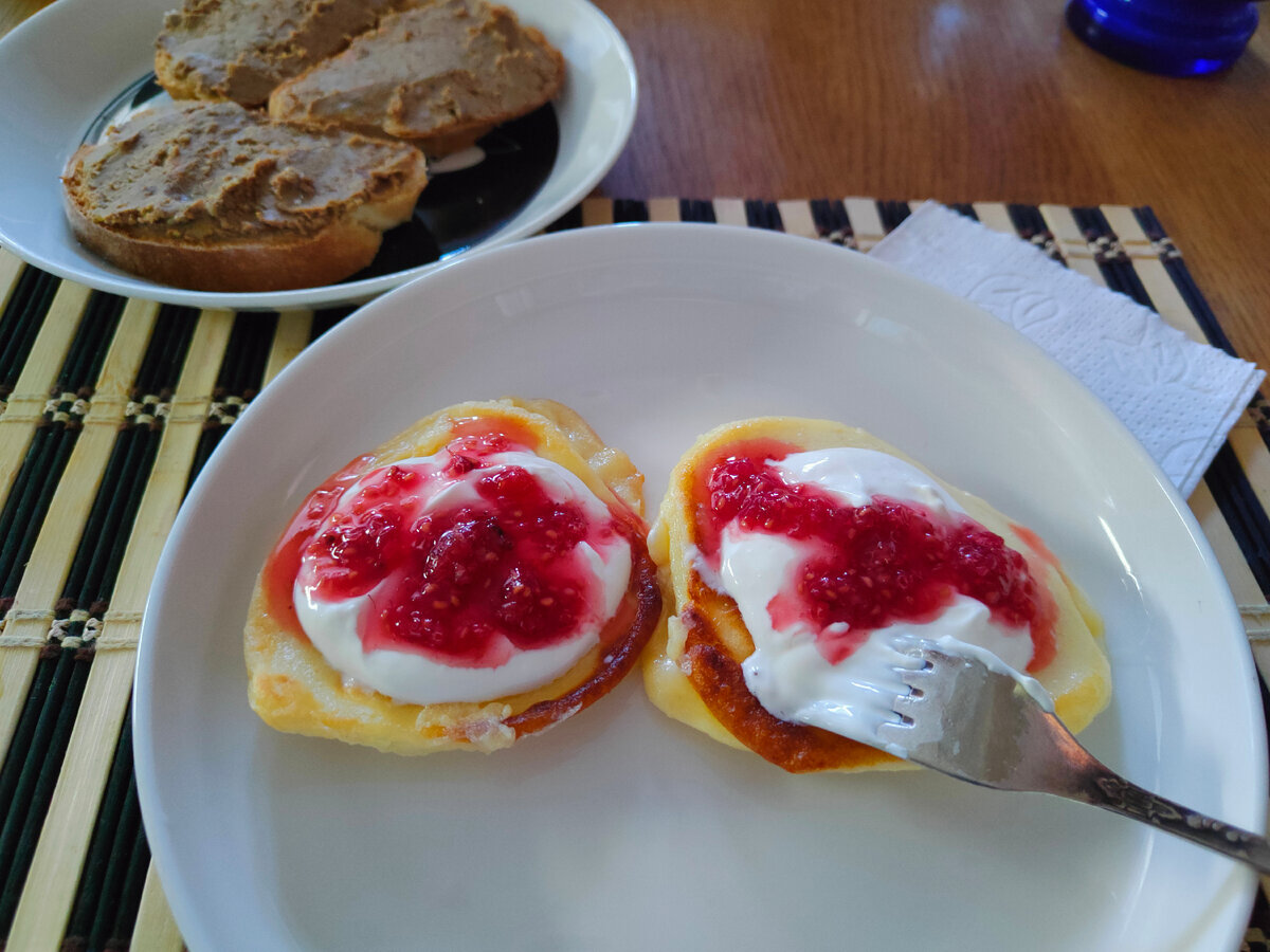 Творожные оладьи с протёртой малиной; паштет из куриной печени; 