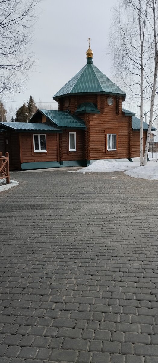 Вот часовня. За забором школа