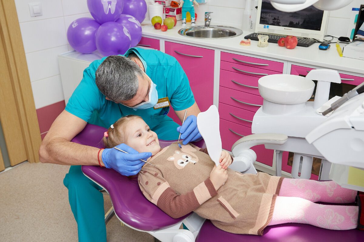 Фотография сети клиник "Фактор Улыбки", на приёме у врача.