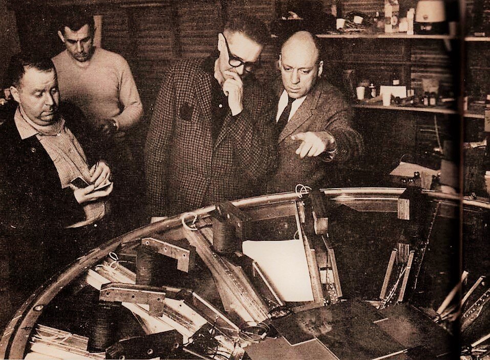 Отис Карр со своей командой инженеров