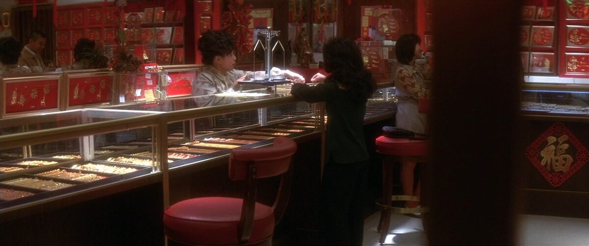 Настоящая Ле Лай Хэйслип появляется в сцене в ломбарде.