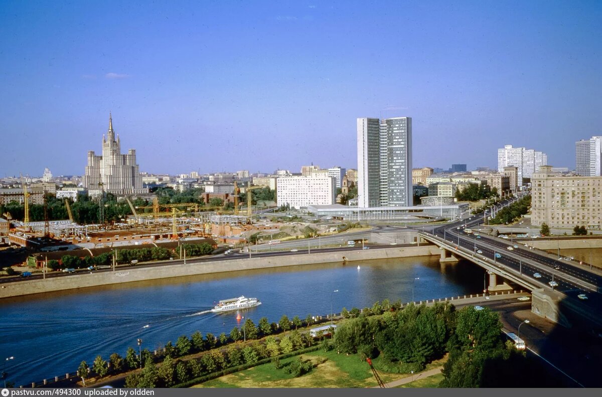 Здание СЭВ в Москве на Новом Арбате (проспекте Калинина), 1972. Автор фото: Thomas T. Hammond. С сайта www.pastvu.com. Слева стройка будущего Дома Правительства.