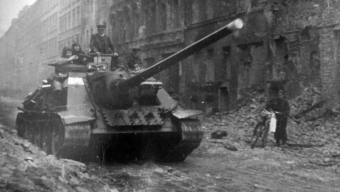 Истребитель танков СУ-100 на улицах Берлина, 1945 год. Источник фото: worldwarphotos.info