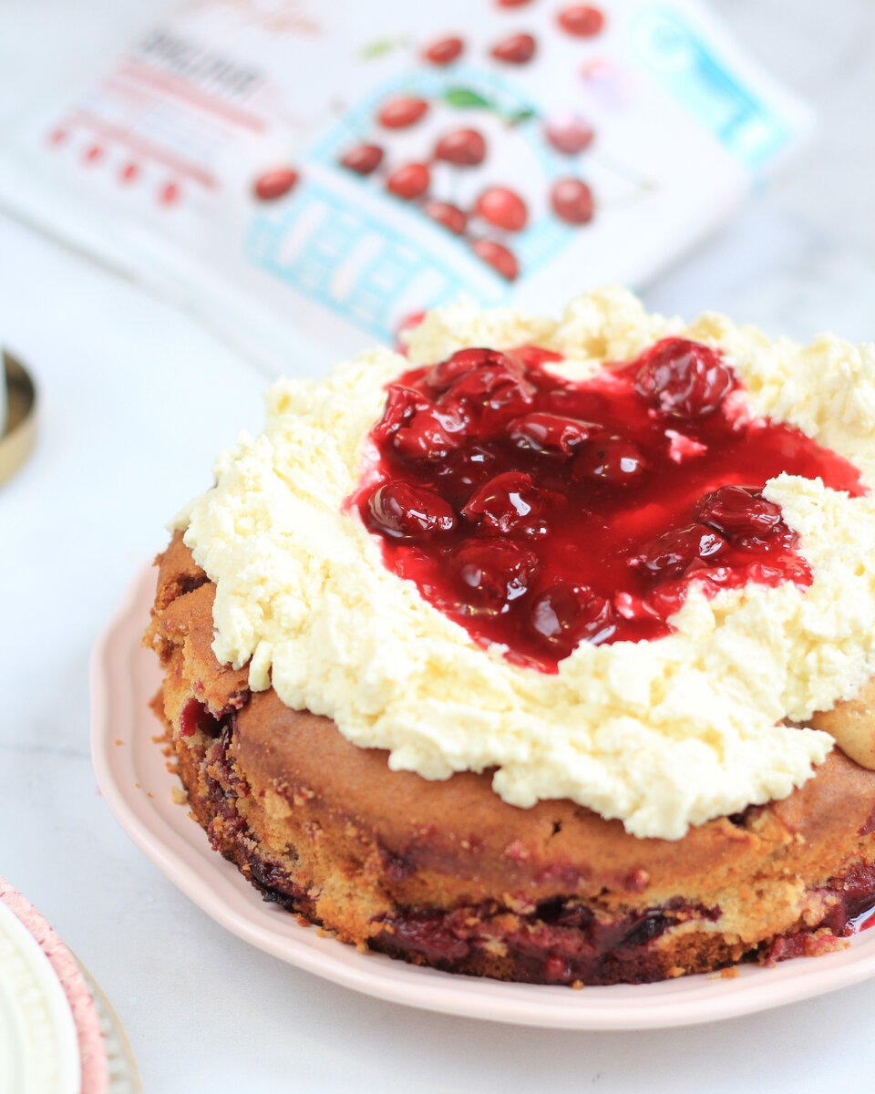 пирог с шапкой из творожного крема и вишни...