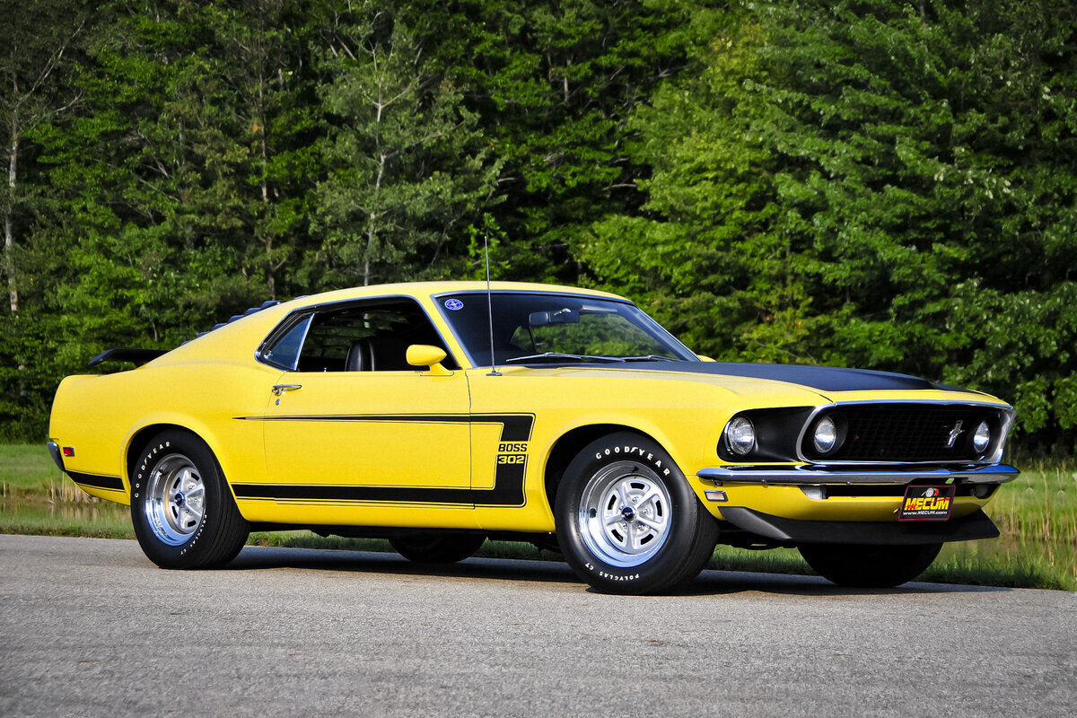    Ford Mustang Boss 302 1969 года. Он довольно далеко ушел от «стройного» исходника 1964–1965 года. Из-за самого названия «Ford Mustang II» все Мустанги, выпущенные до 1973 года нередко причисляют к первому поколению. Но это как минимум не вполне точно. Ниже вы увидите, каким огромным стал Mustang и как мало он был похож на оригинальную модель. Словом, тревожные трансформации иконы начались задолго до Mustang II   
Фото: Ford