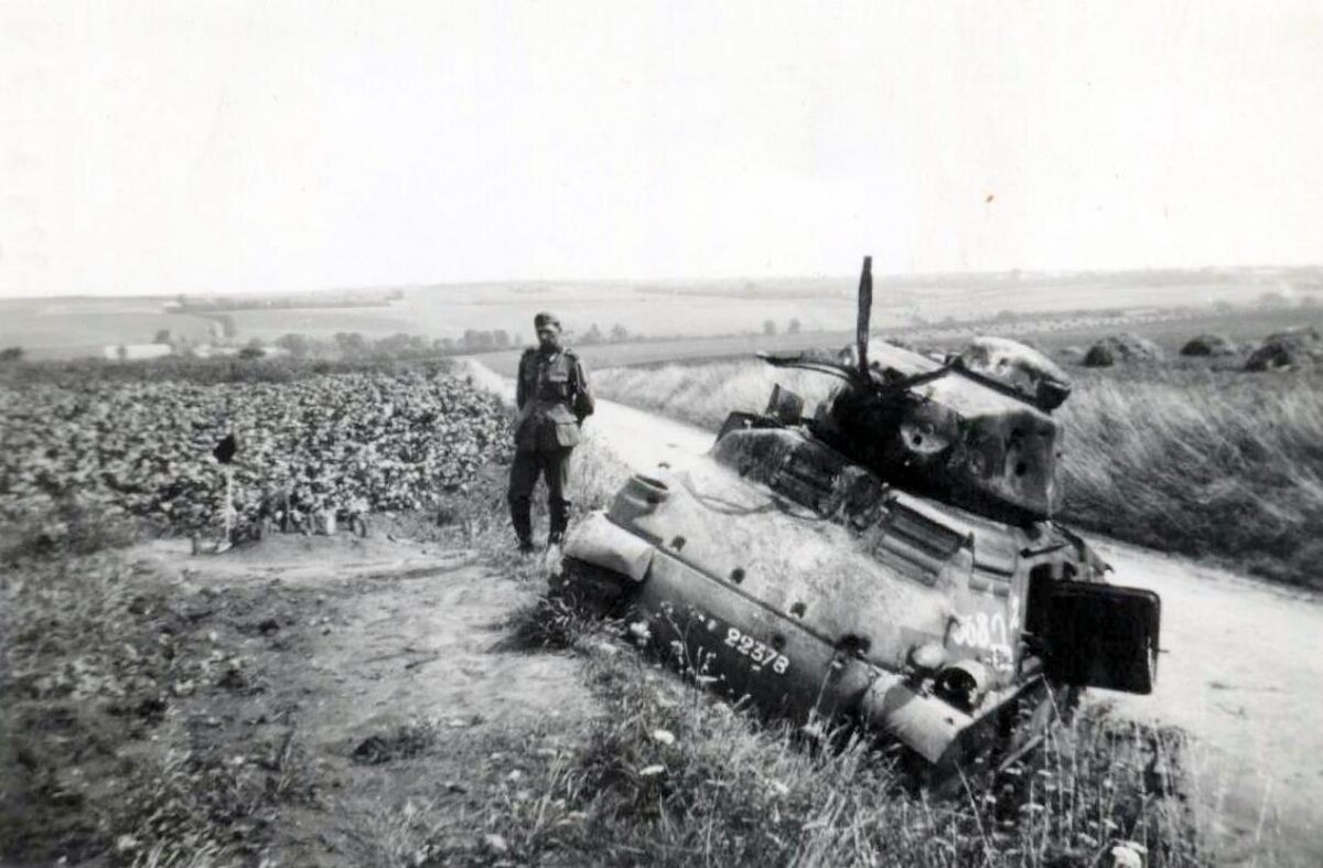 Разрыв танков. Подбитые французские танки 1940. Подбитые немецкие танки во Франции 1940 год. Сомуа с35 подбитый. Подбитые танки Франции.