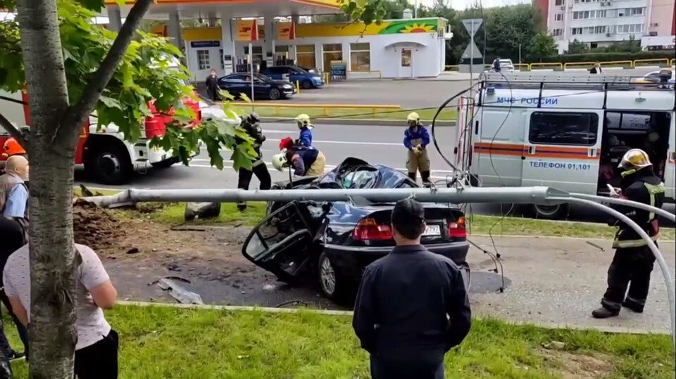    Автомобиль BMW оказался прижат фонарным столбом Кадр видео