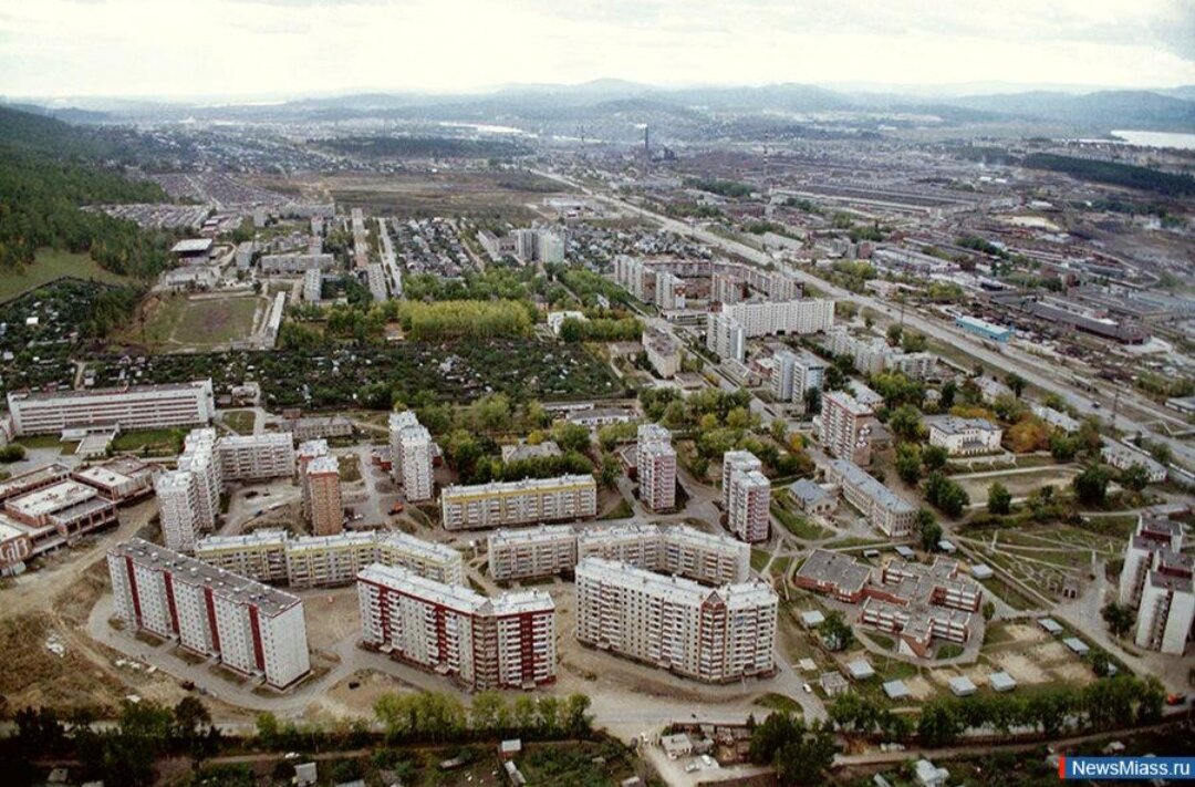 Время в миассе сейчас. Посёлок Строителей Миасс. Город Миасс с высоты птичьего полета. Город Миасс Челябинской области с высоты птичьего полета. Миасс автозавод район.