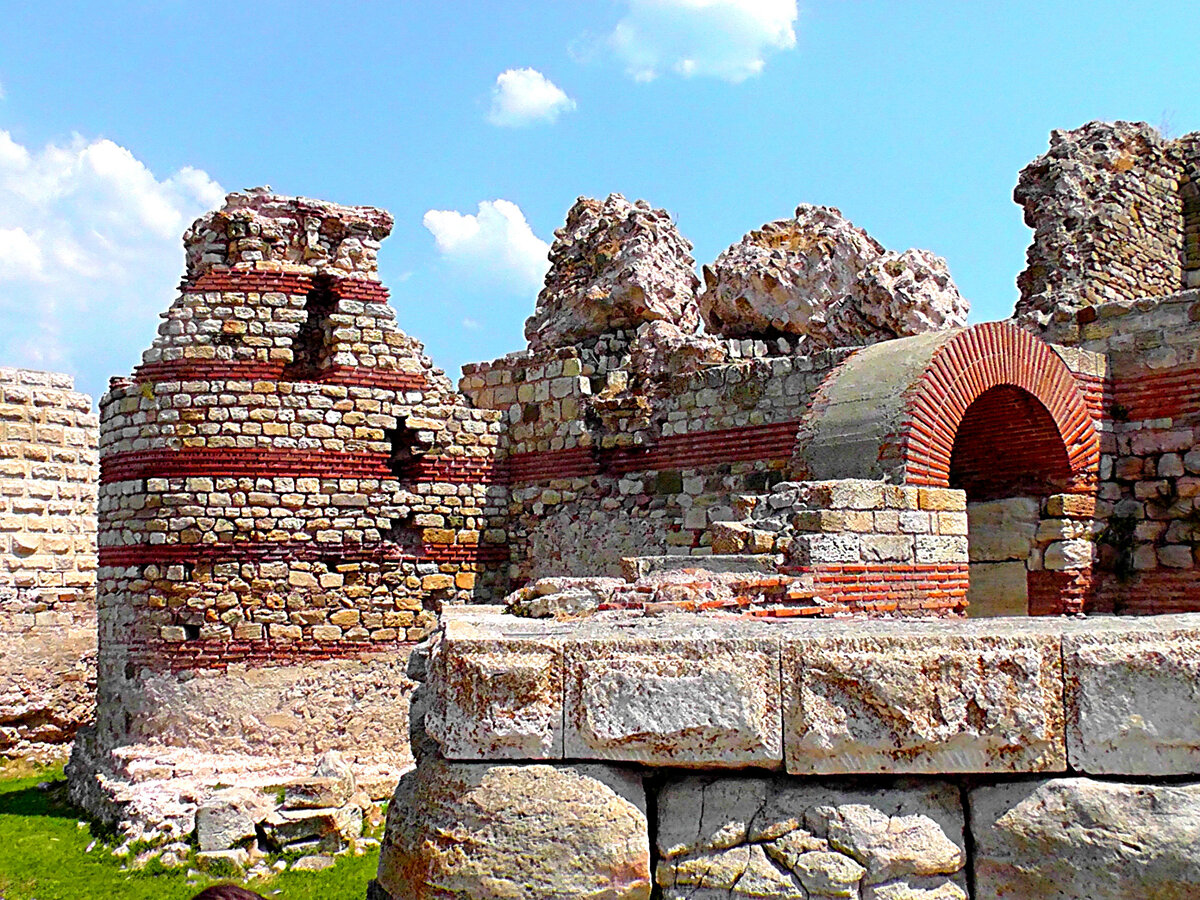 Древние стены Несебра. Фото автора.