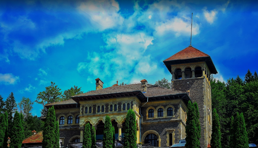 Строительство обширного замка Кантакузино (Castelul Cantacuzino) было завершено  в 1911 году по планам, составленным архитектором Григоре Черчесом.