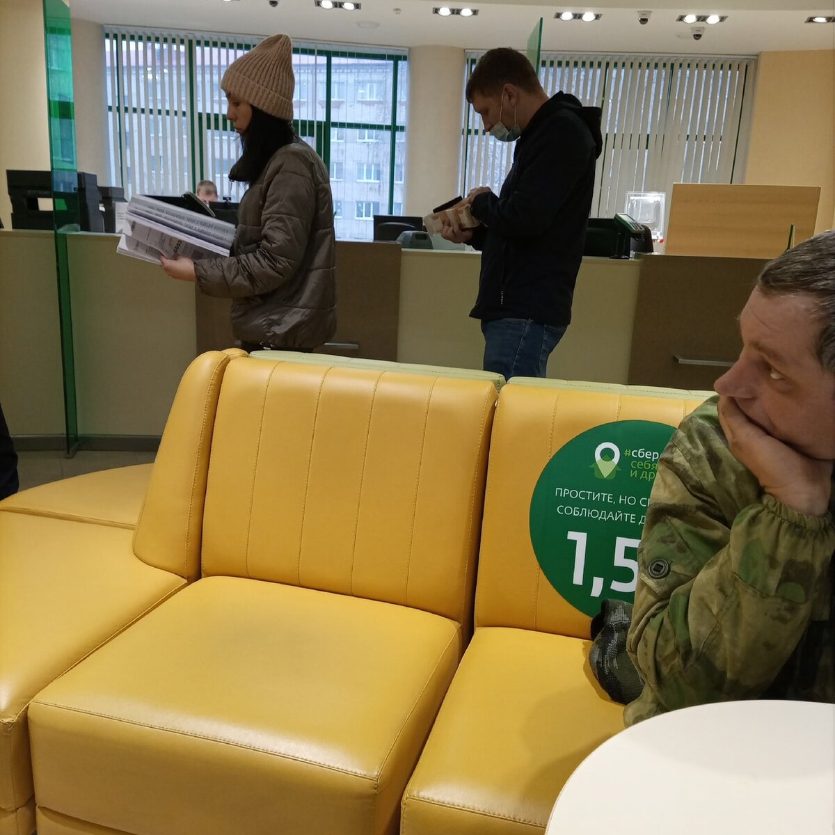 У мужа в руках, очень много денег ))))