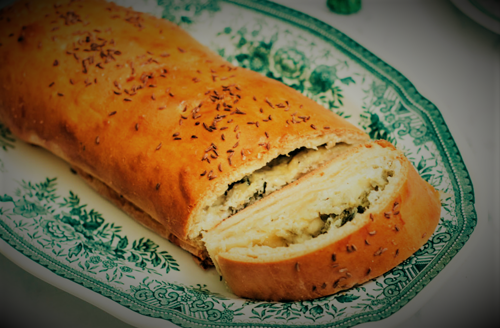 Пасхальный хлеб с начинкой из сыра и зелени
