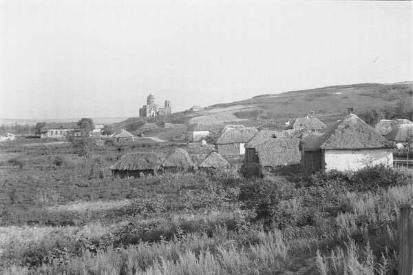 Вид на оккупированное село с церковью в Белгородской области, 1943 год. Источник: waralbum.ru