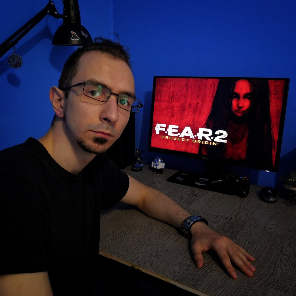 Очкарик с серьёзном лицом на фоне тётки с серьёзным лицом.