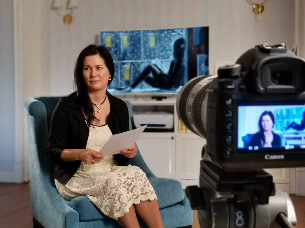 ОБ АВТОРЕ: Меня зовут Алина Ермолаева. Уже больше 20 лет я работаю в штате различных корпораций. Из них 15 лет бизнес-тренером, коучем, руководителем программ обучения и развития. По образованию – клинический психолог (МГУ), кандидат психологических наук.