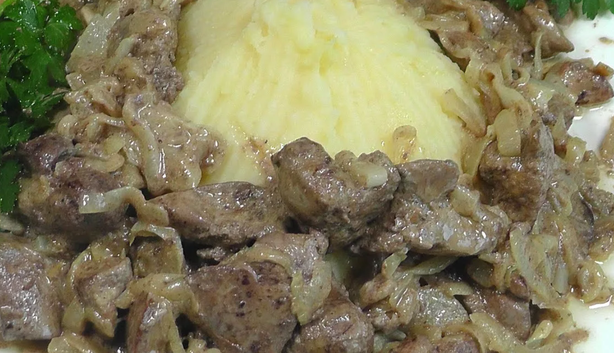 Печень куриная тушеная. Печень в сметане с луком на сковороде. Куриная печень в сметане на сковороде. Печень в сметане. Печень говяжья в сметане.