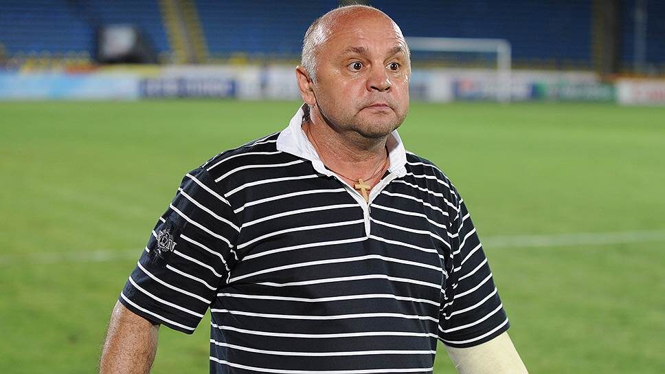 ГАМУЛА: «ПОЧИТАЛ КНИГУ ГВАРДИОЛЫ и понял, что ни*** не знаю» Тренер Игорь Гамула рассказал о своем решении возглавить любительский клуб «Гераклион». - Хочется, конечно, профессионального футбола. С другой стороны, это ступень, я давно не работал. Надо вспомнить, привести себя в надлежащий вид. - Вы не устарели как тренер? - Я не думаю, что я устарел, потому что я все время слежу за футболом, смотрю за молодыми тренерами. Почитал книгу Гвардиолы и понял, что ни*** (ничего - прим. ) не знаю. Ну я и не думаю, что у нас все тренеры все знают. Пускай они тоже почитают, - сказал Гамула.