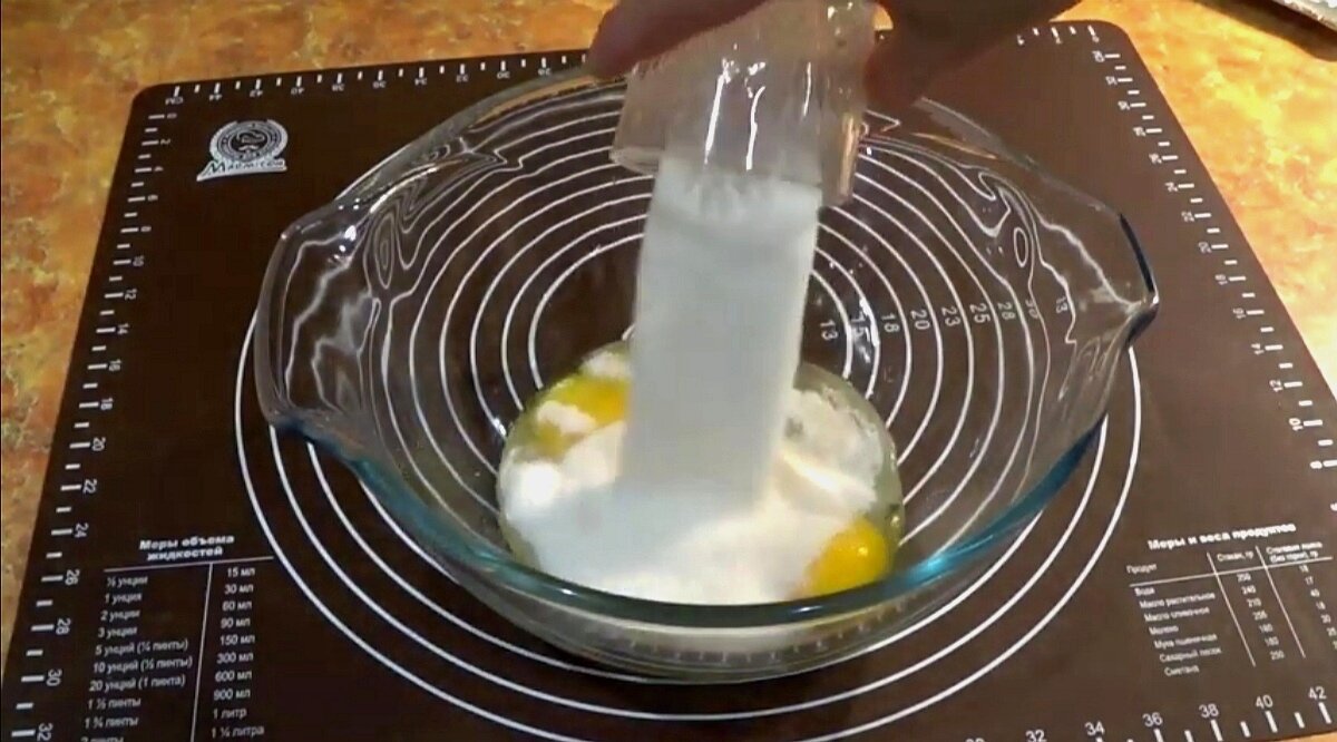 Соединяю яйца с сахаром 