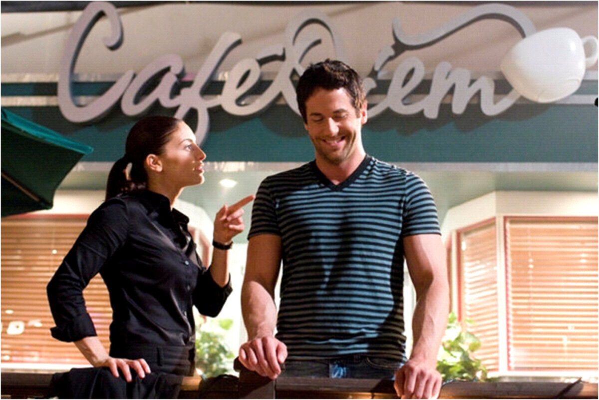 Джо и Зейн на пороге кафе Дийом в Эврике.  Кадр из фильма.