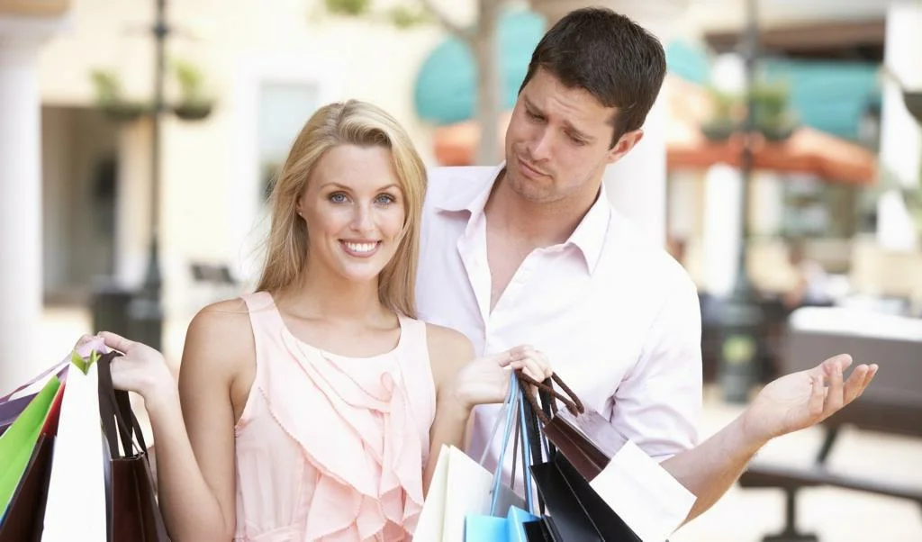 Тратить деньги на английском. Мужчина и женщина на шопинге. Мужчина и женщина в магазине. Мужчина и женщина с покупками. Успешный мужчина.