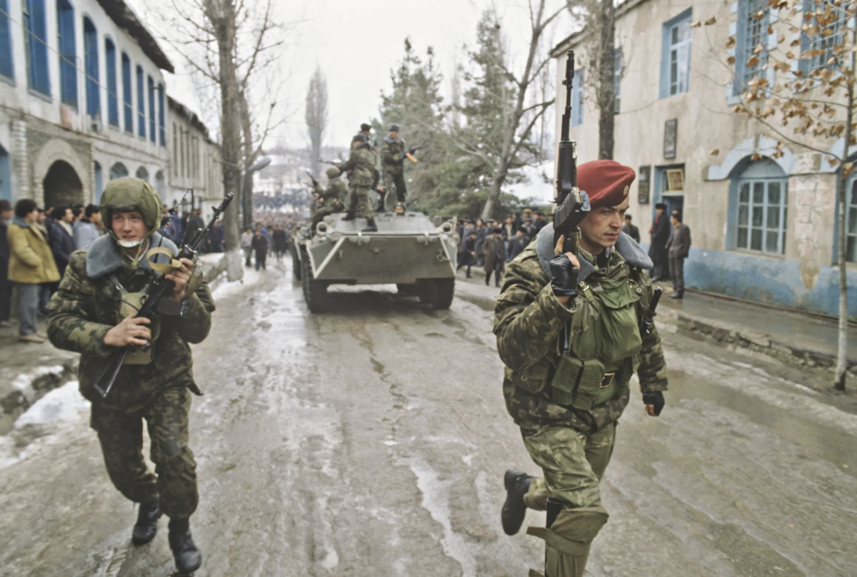 Армения в 90. ВВ МВД СССР В Нагорном Карабахе. МВД В Нагорном Карабахе 1988. Карабах 1988-1990. Солдат в Карабахе 1990г.