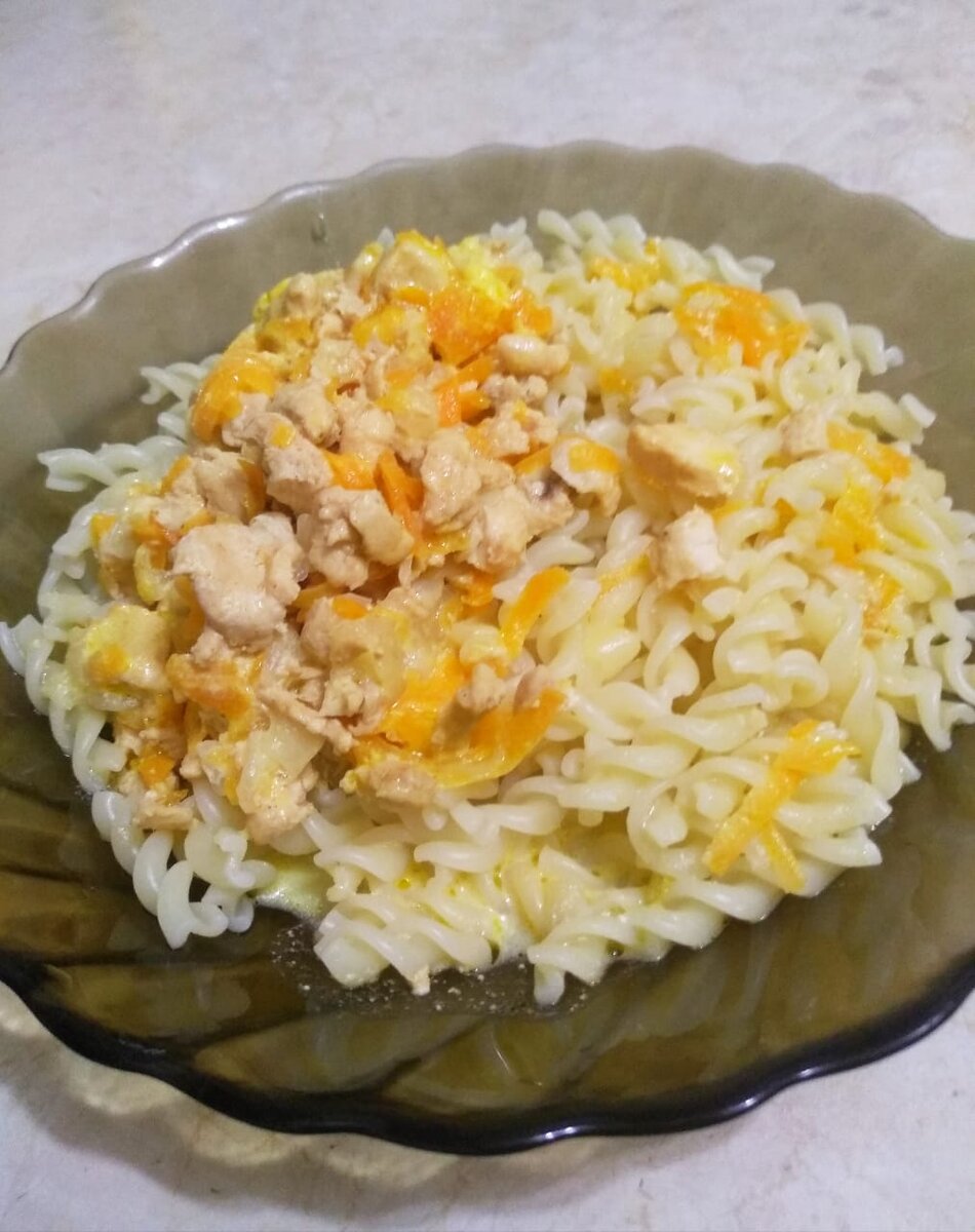 Ужин Сына: та же тушёная с овощами куриная грудка, но на гарнир - макароны. 