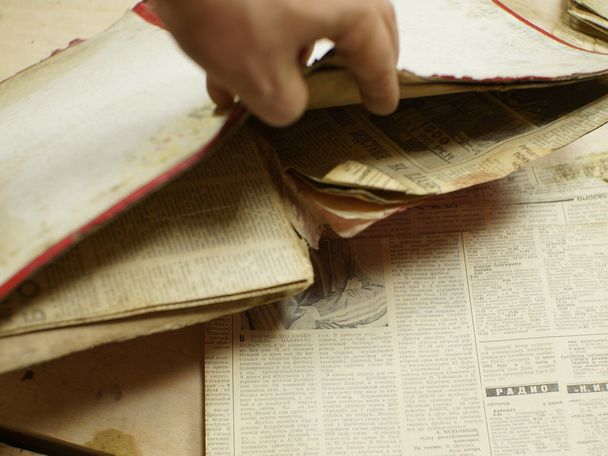 Внутри папки оказались вырезки старых газет. Фото автора