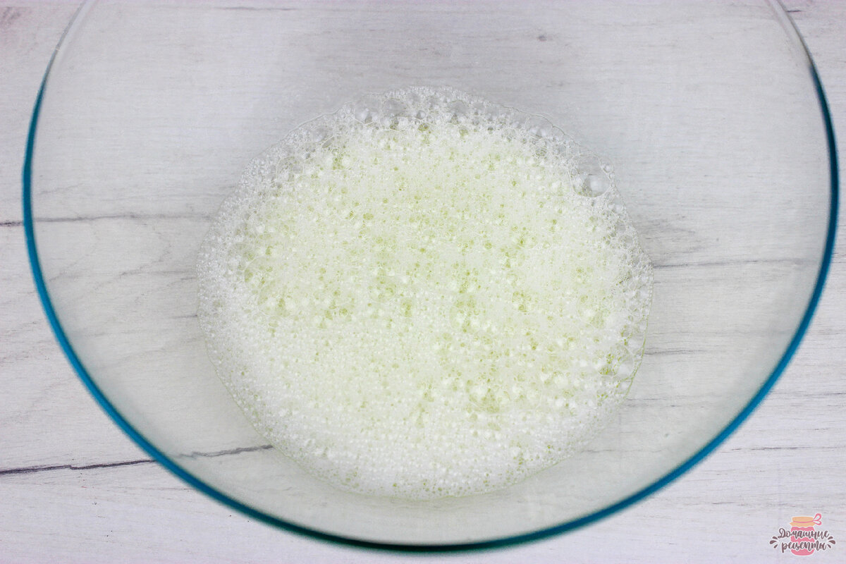 В миске взбить миксером на небольшой скорости белки и щепотку соли до легкой пены.