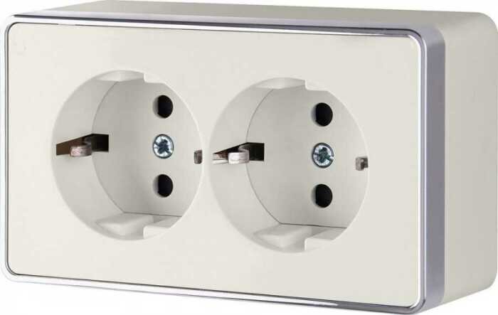 В стандартной розетке по бокам есть специальные контакты, предотвращающие поражение током. / Фото: gipso.yarfotograf.ru