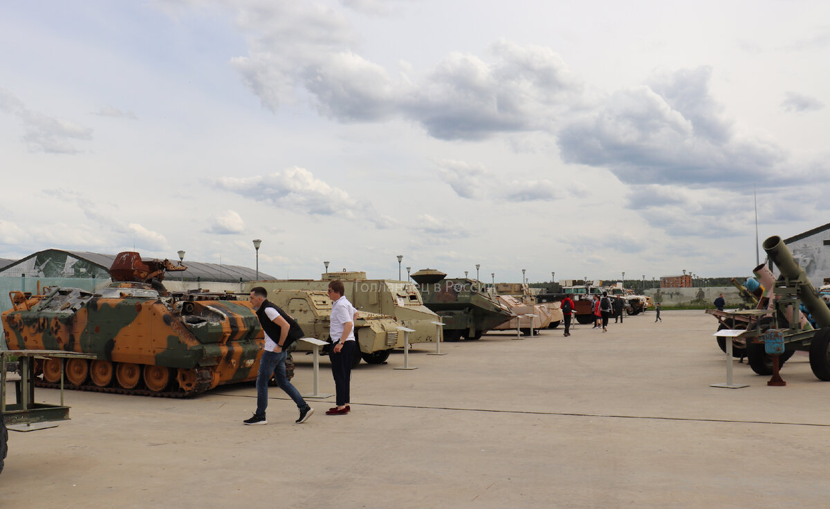 Тут несколько рядов техники, машин и оружия. Рядом с каждой машиной вы можете увидеть описание. Фото: из личного архива