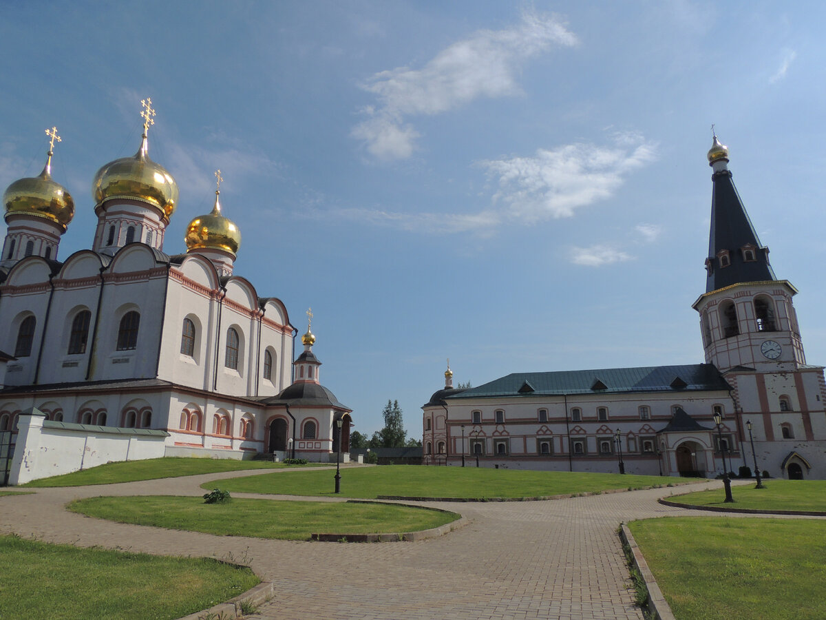 Очень красивое место.если будете проезжать,обязательно загляните.находится на отдельном острове но проехать свободно через мост.