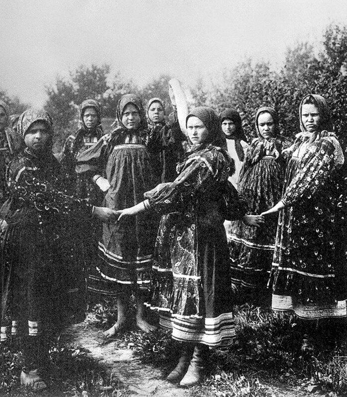 Девичий хоровод у русских крестьян, начало XX века. (Российский этнографический музей).