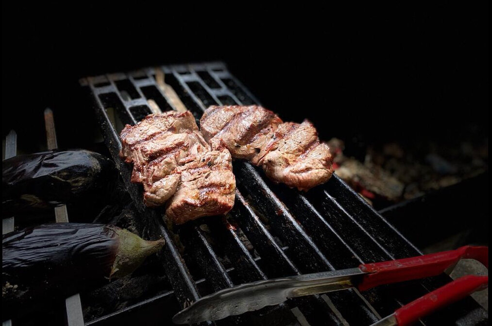 Шашлык. Почему шашлык бледный. Шашлык. Шашлык на шампуре. Зачем шашлык.