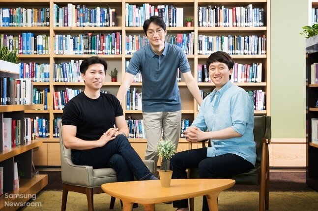 Слева  направо: главный научный сотрудник SAIT Organic Material Lab Чхон Чжон  Вон, главный исследователь Юн Ён Чжун и штатный научный сотрудник Ли Ён  Чжун (Samsung Electronics)