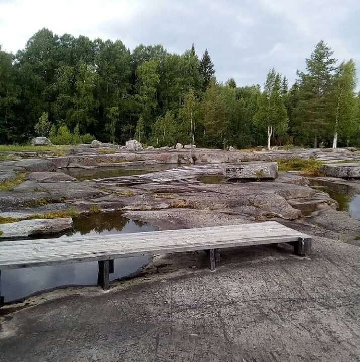 Здесь находятся петроглифы.