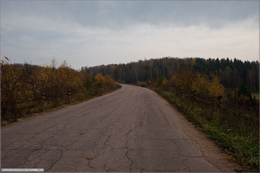 Насыпь к мосту. Очень понравился отбойник по бокам из столбиков и тросов.