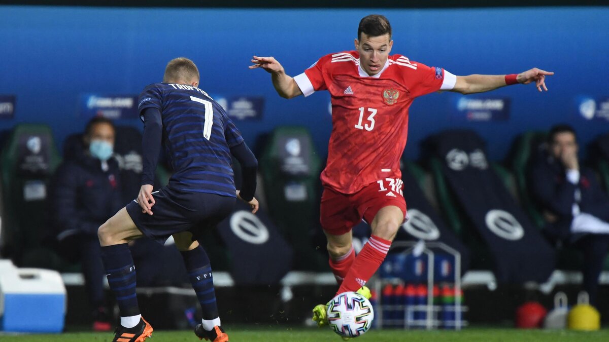 Главный герой заметки - Денис Макаров - в основной сборной пока так и не дебютировал. Но фото он в форме молодежной команды.