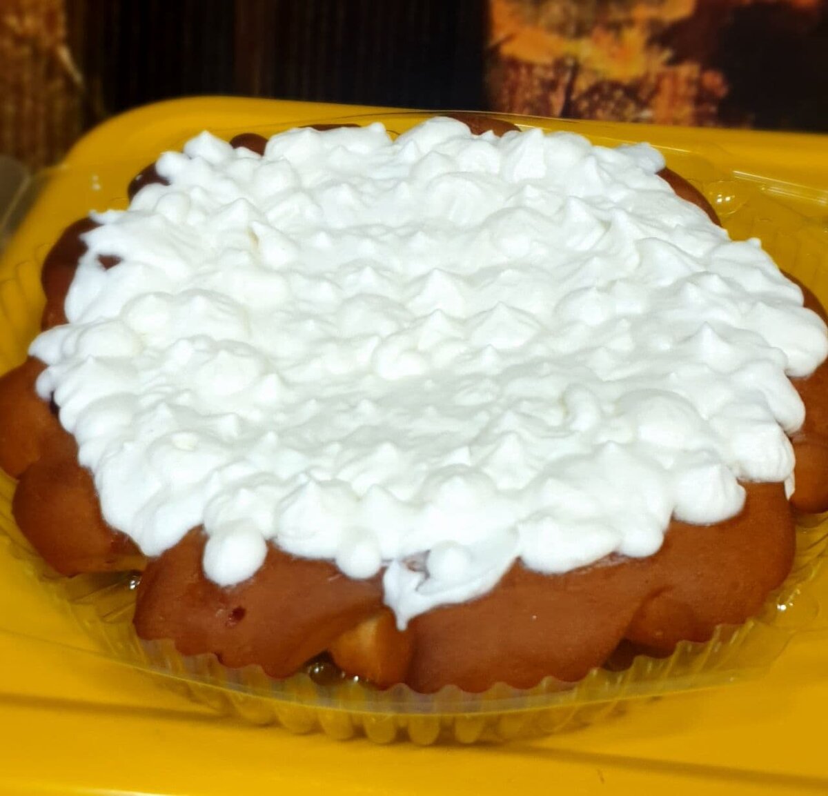 Пирог с брусникой и натуральными взбитыми сливками