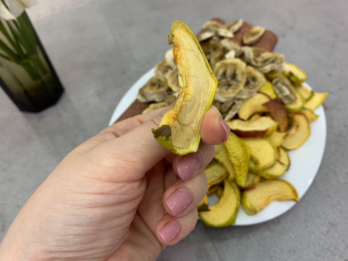 Некоторые фрукты я уже насушила, съедаются они намного быстрее, чем сохнут