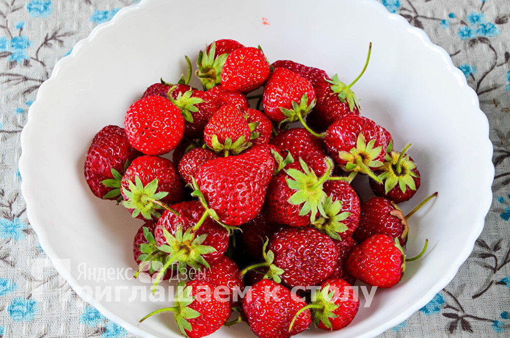 Один из самых простых, но очень вкусных десертов. Клубника со сметаной