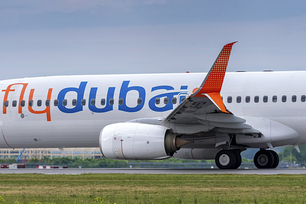 Boeing 737-800 A6-FED Split Scimitar Winglets